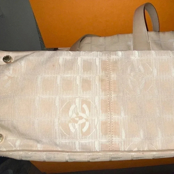 CHANEL
MEDIUM Travel Ligne Tote - Picture 9 of 16